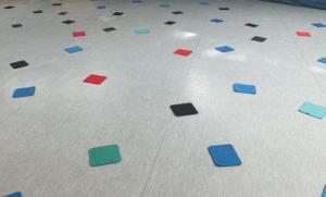 Farbspiel mit Alltagsmaterial