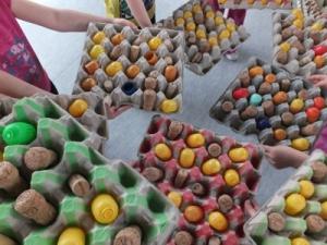 Spiele mit Eierkartons