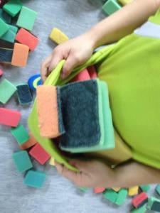 Spiel mit Abwaschschwämmen