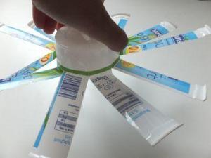 Spielen mit Jogurtbechern