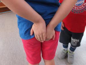 Kinder spielen Fangen