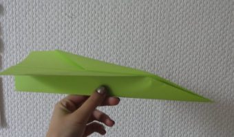Papierflugzeug