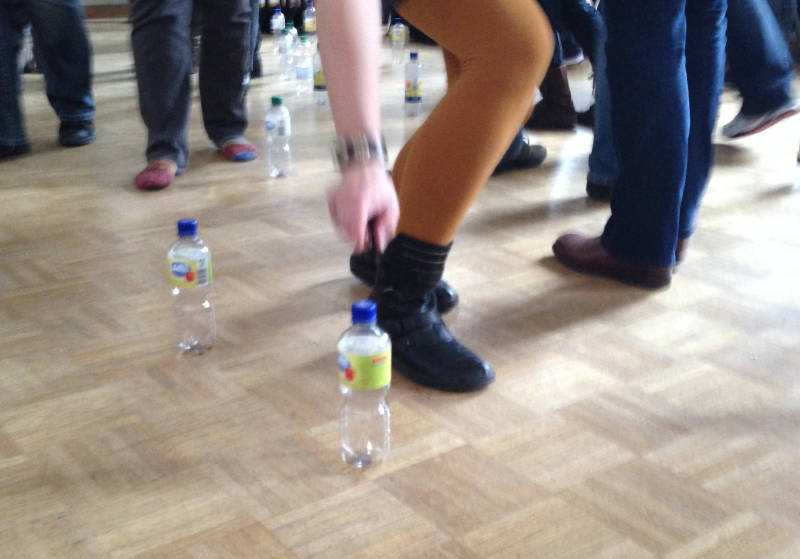 Bewegungsspiele mit Plastikflaschen