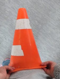 Spielen mit Markierungshütchen