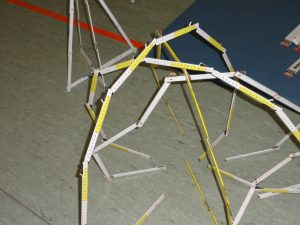 Bewegungsideen mit Zollstöcken