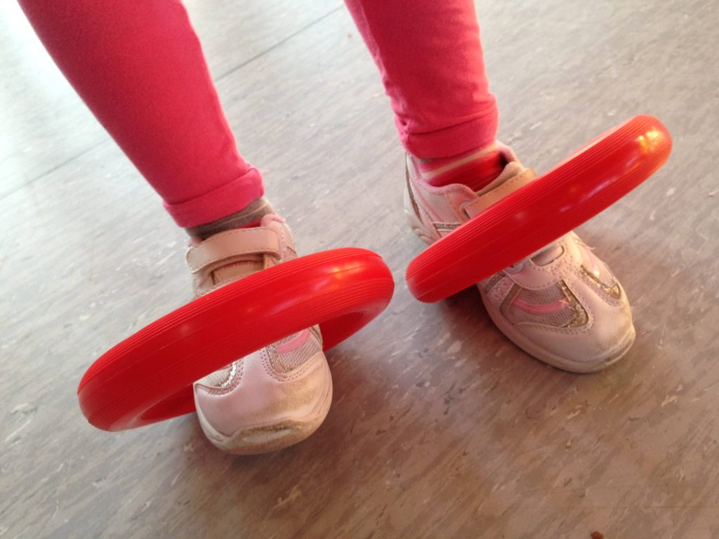 Das große Gleitschuh-Rennen: Ein lustiges Bewegungsspiel für den Turnraum
